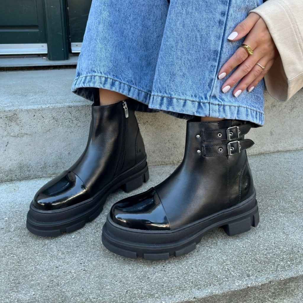 FOLLOW THE WAY - Black patent