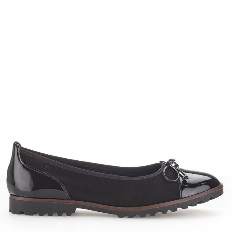 G04.100 - BLACK PATENT SUEDE DRESS FLATS