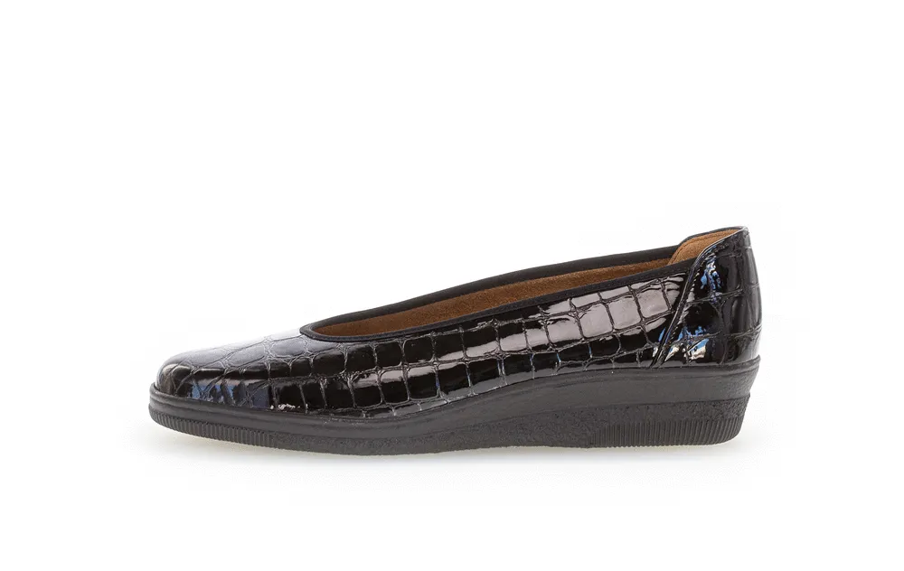 G06.400 - BLACK ALLIGATOR PATENT DRESS FLATS