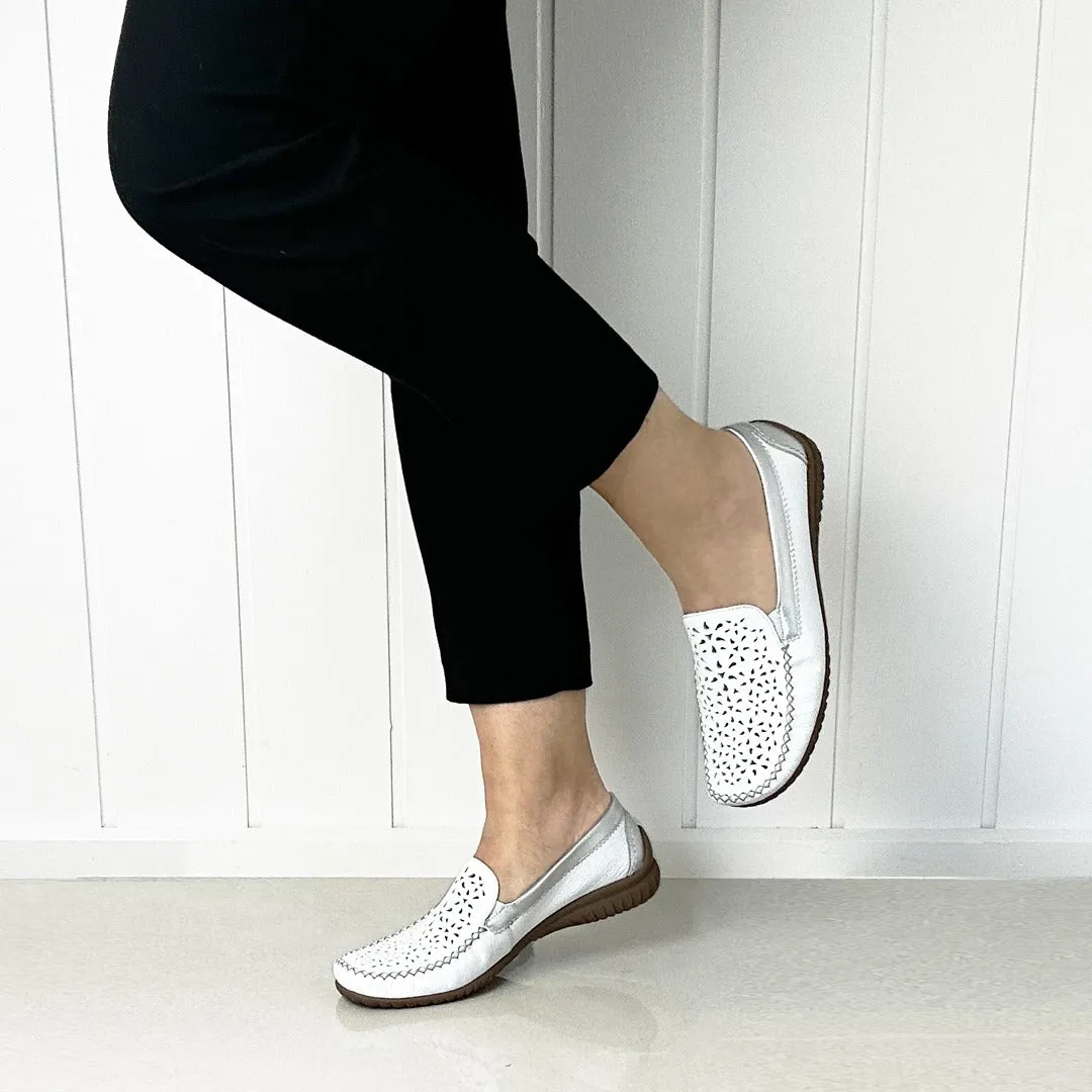 G26.094 - WHITE SILVER LEATHER FLATS