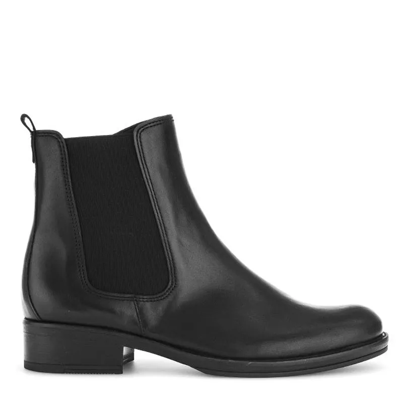 G31.600 - BLACK LEATHER ANKLE BOOTS