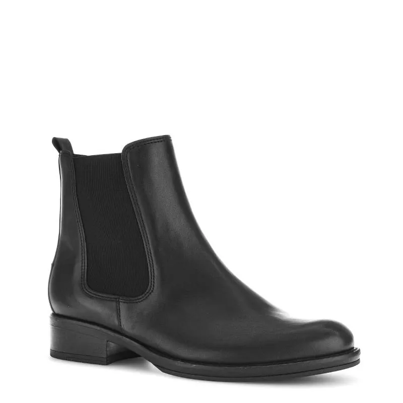 G31.600 - BLACK LEATHER ANKLE BOOTS