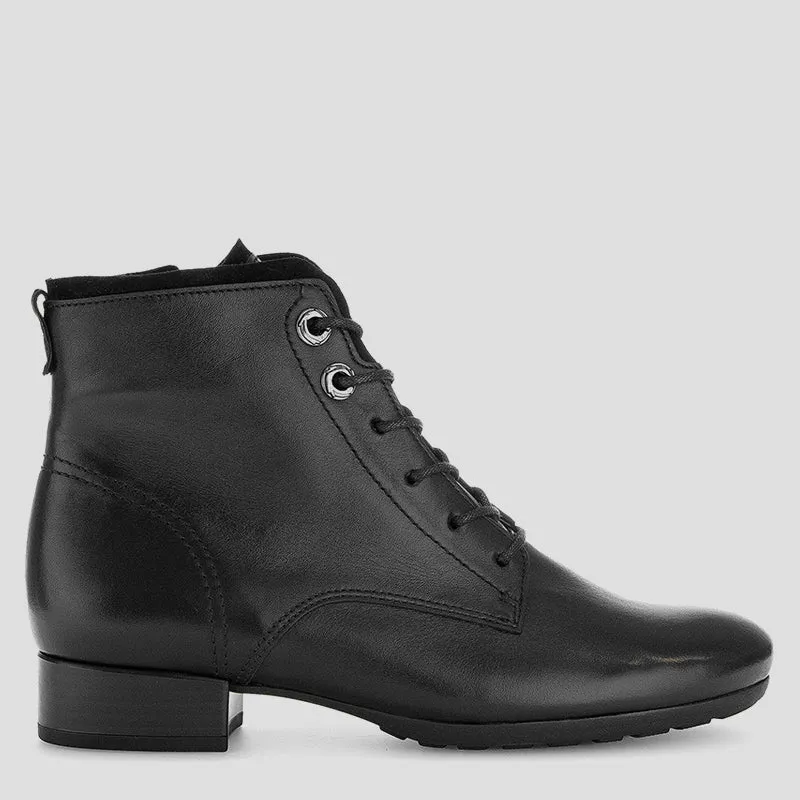 G52.715 - BLACK LEATHER ANKLE BOOTS