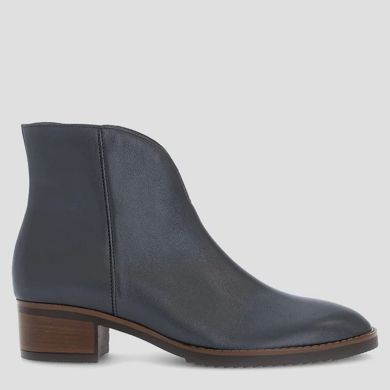 G55.512 - MIDNIGHT LEATHER ANKLE BOOTS