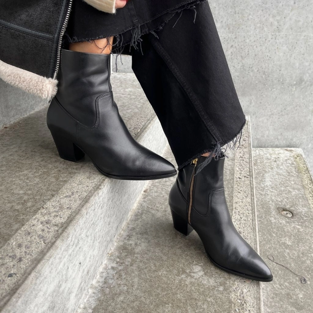 IT'S ALL ABOUT WALKING - BLACK