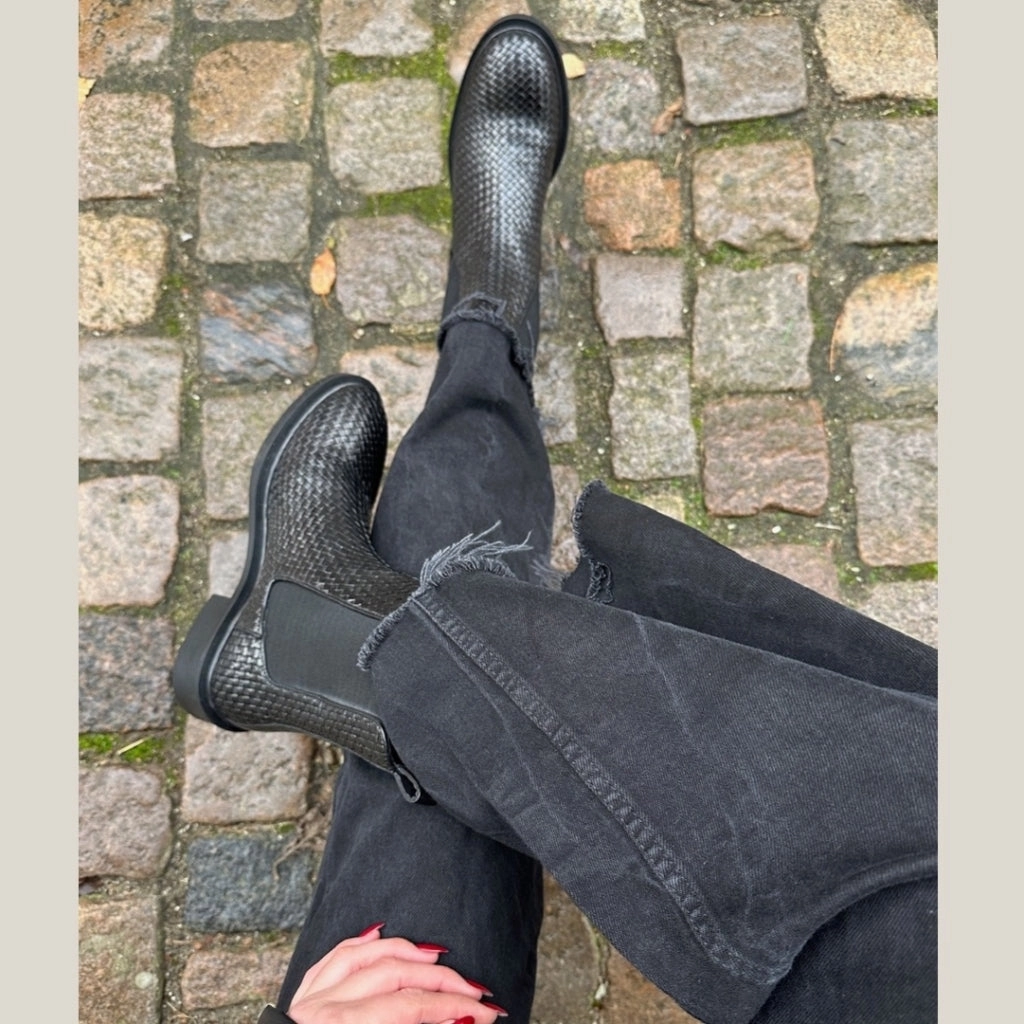MOVEMENT - BLACK